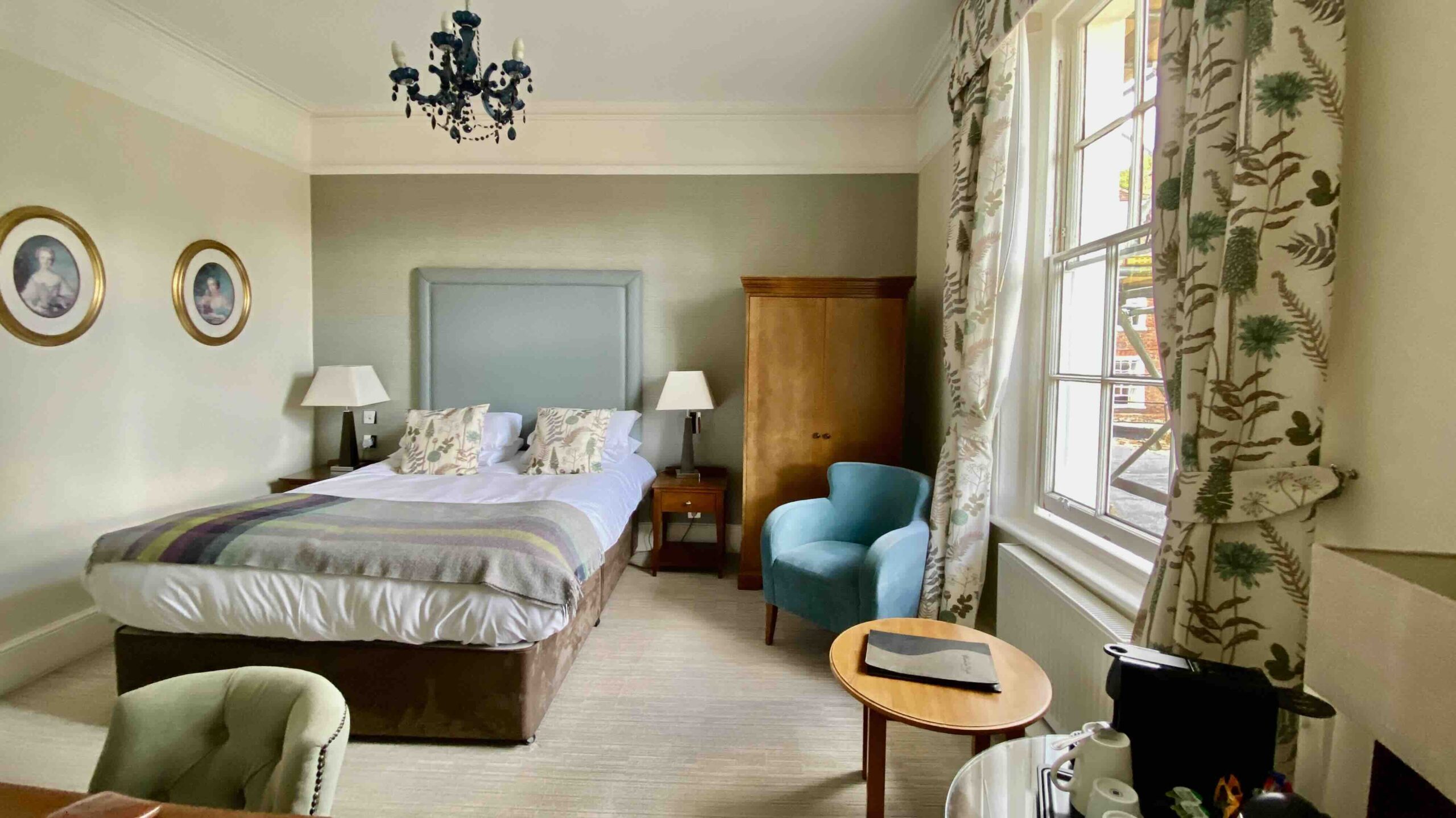Winchester Royal Hotel, bedroom photo bt Bryan dearsley
