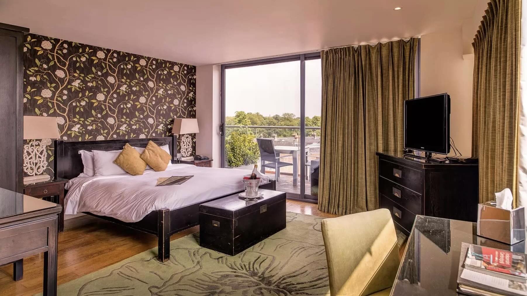 The Varsity Hotel & Spa bedroom with city view
