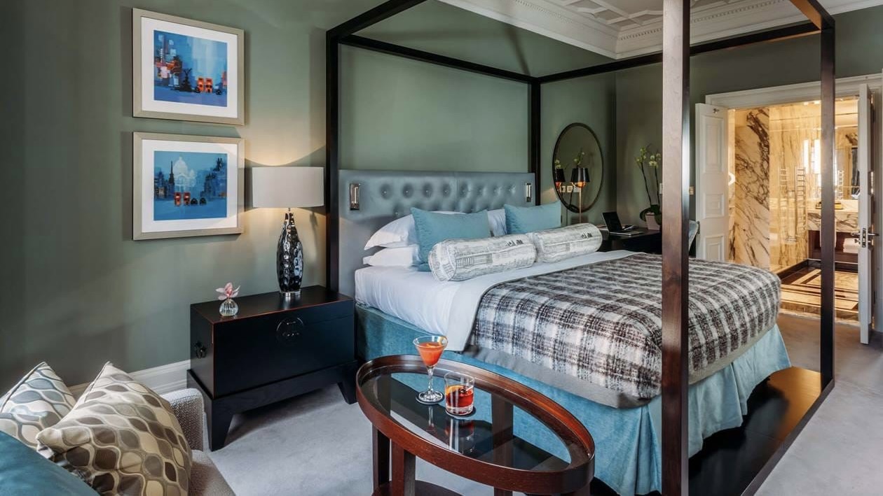11 Cadogan Gardens bedroom with bathroom at one of the best london hotels in Belgravia