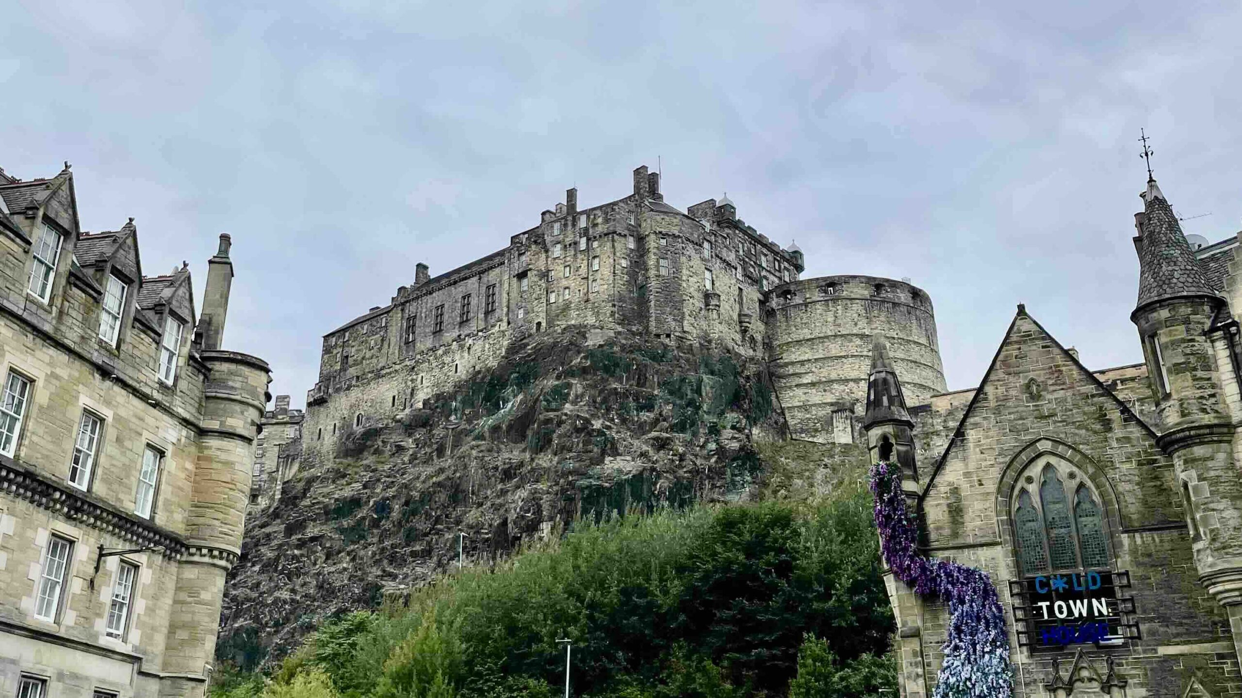 Old Town view of edinbirgh Castle Photo Charlie Wagner Chazalon