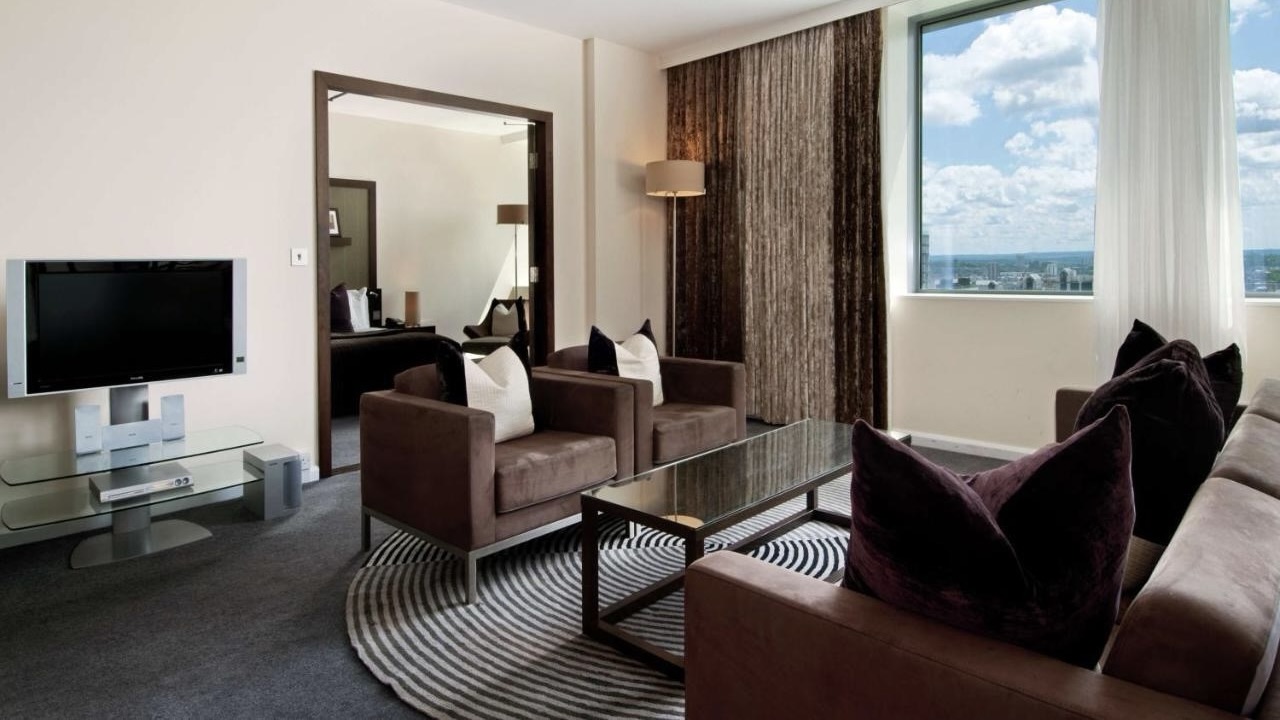 Hilton London Canary Wharf bedroom and living area