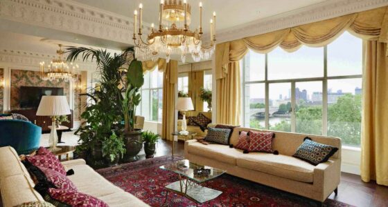 london-savoy-Royal Suite of luxury hotels in central London with view over Thames