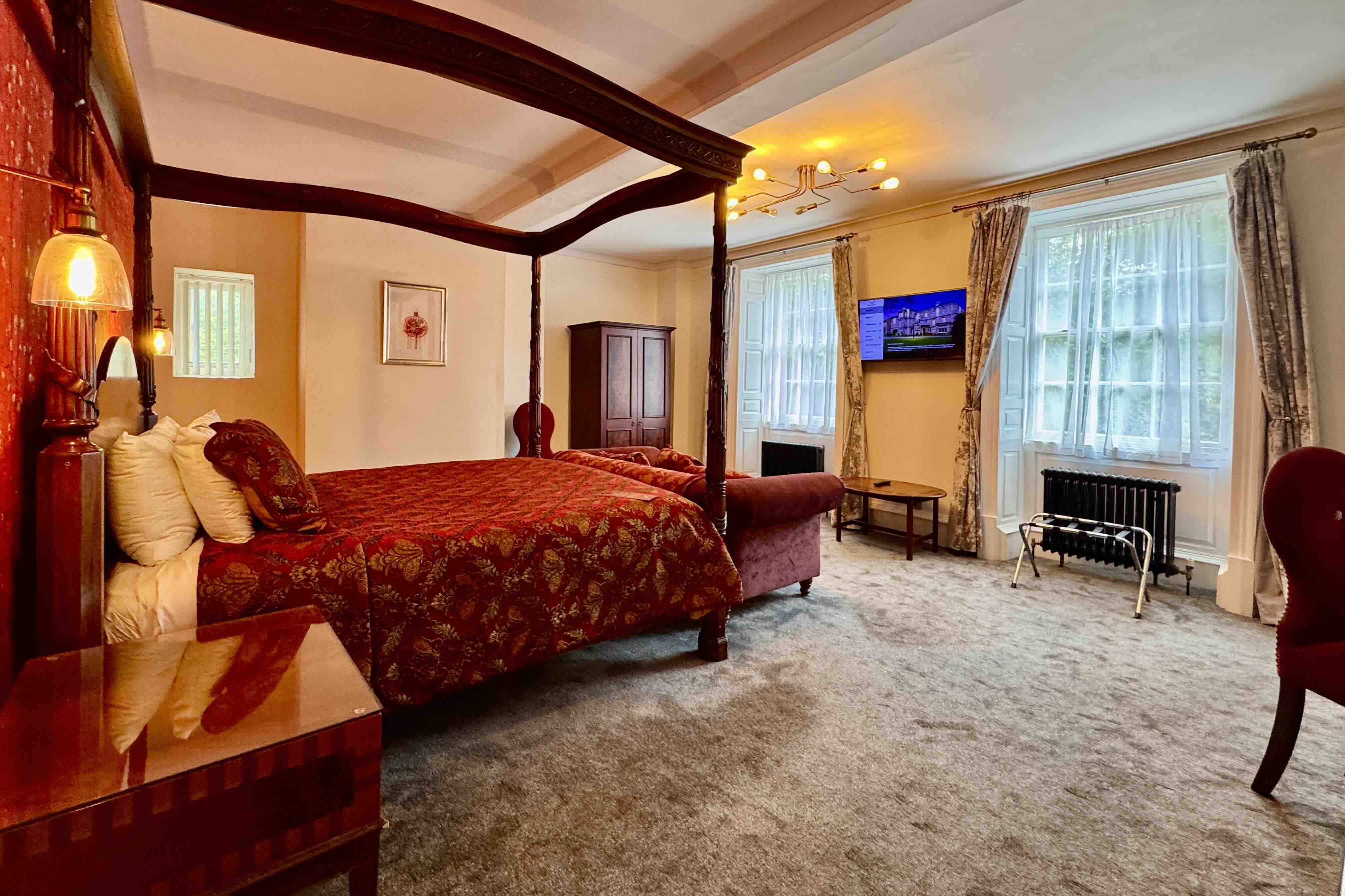 Elegant 4-poster bed in Weetwood Hall Leeds Photo Byran Dearsley